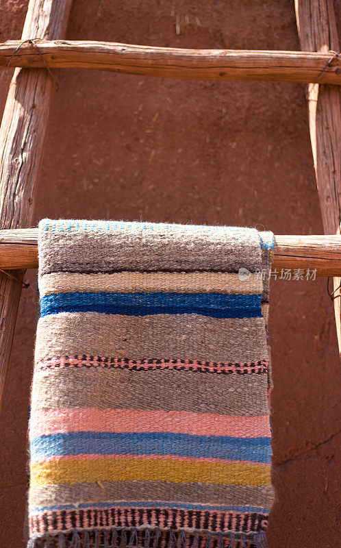 圣达菲风格:Kiva梯子与墨西哥毛毯