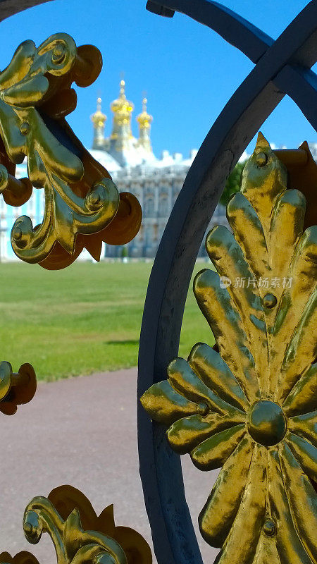 俄罗斯圣彼得堡郊区普希金的凯瑟琳宫金门的华丽元素。铁艺古栅栏翻新后。历史建筑。镀金装饰细节。