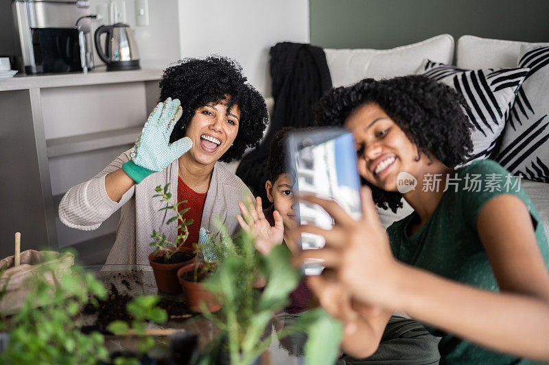 家庭照顾植物，在家视频通话