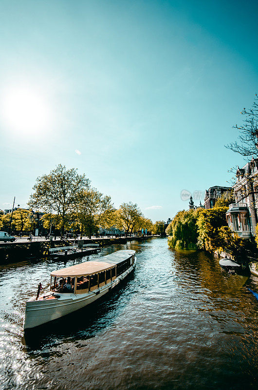 荷兰阿姆斯特丹运河上的游艇旅游