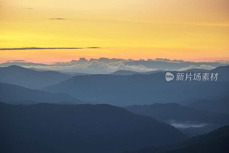 泰国南省土土萨米尔岛的美丽风景，清晨有雾