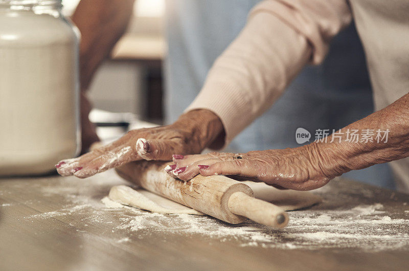 拍摄到一对陌生的情侣在家里一起烘焙