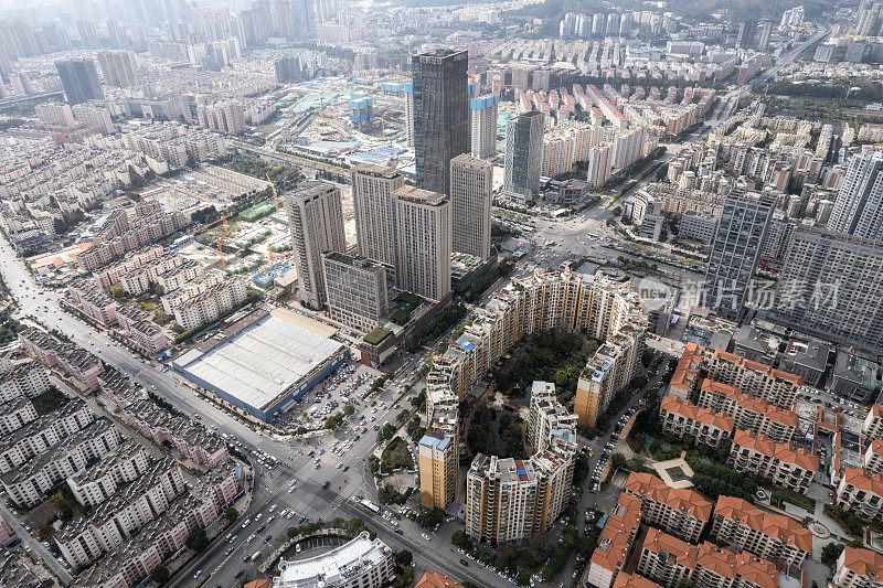 中国云南省昆明市的一条繁忙的高层街道
