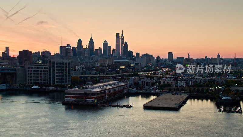 从特拉华河上俯瞰费城的日落