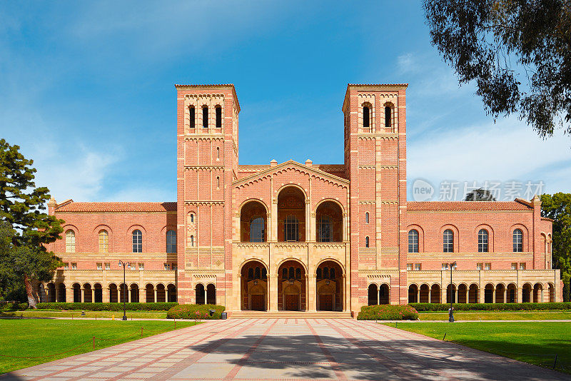 在加州大学洛杉矶分校(UCLA)的校园里，从迪克森庭院看到罗伊斯大厅的正面