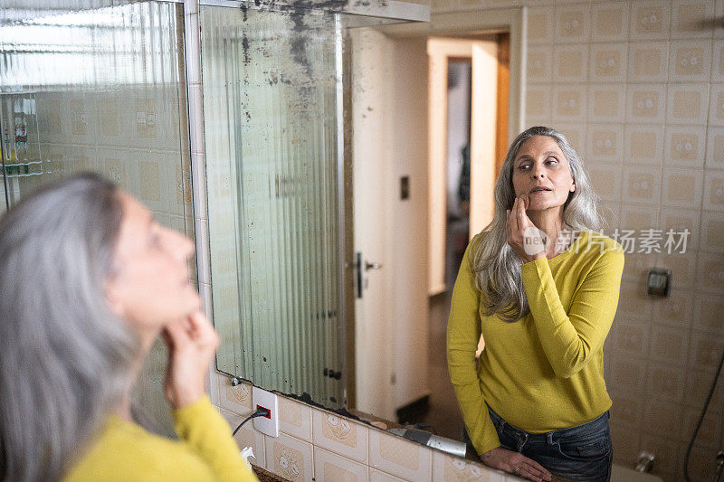 成熟女人在家里化妆