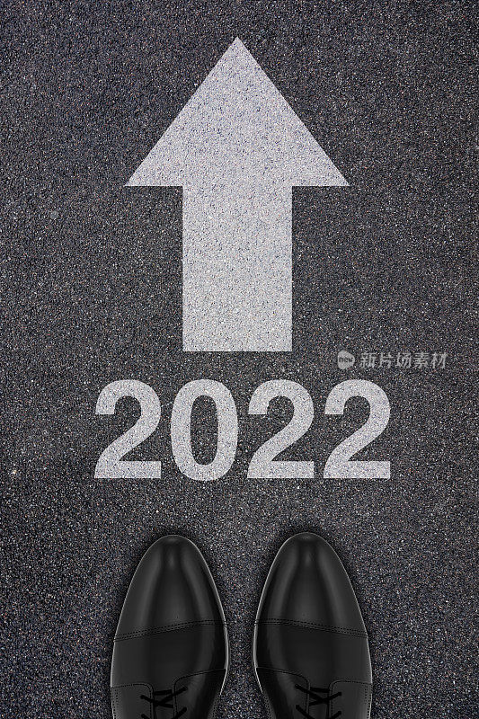 2022年，人们在沥青路上等待