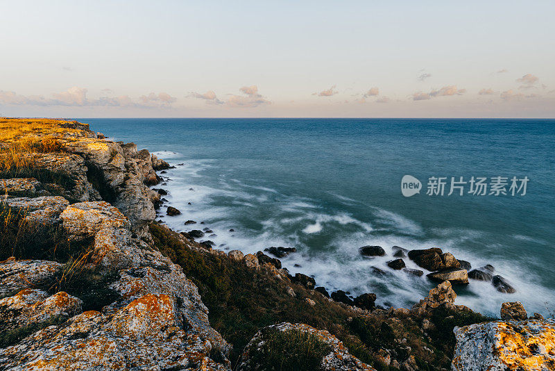 景观长暴露海滩与冲击海浪和岩石