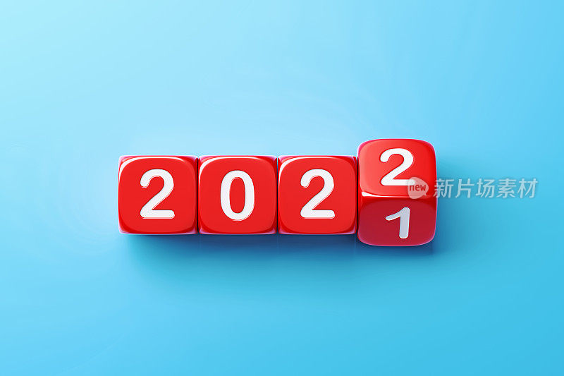 红色骰子在蓝色背景上滚动，从2021年到2022年