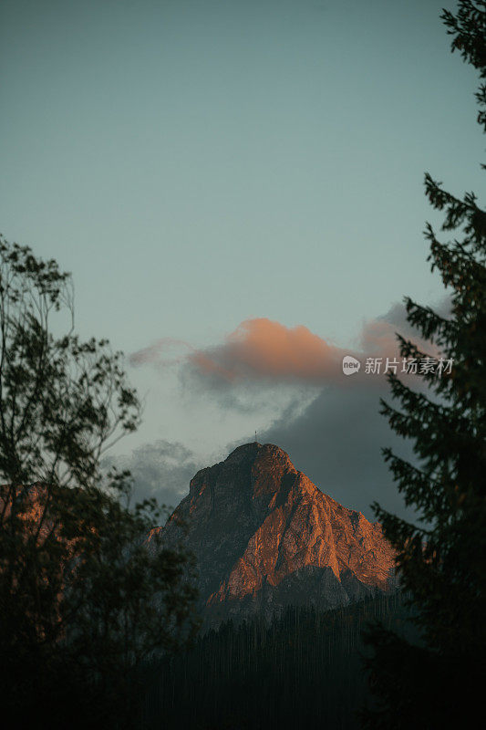 塔特拉山的秋天。著名的山峰——日落时的吉昂峰