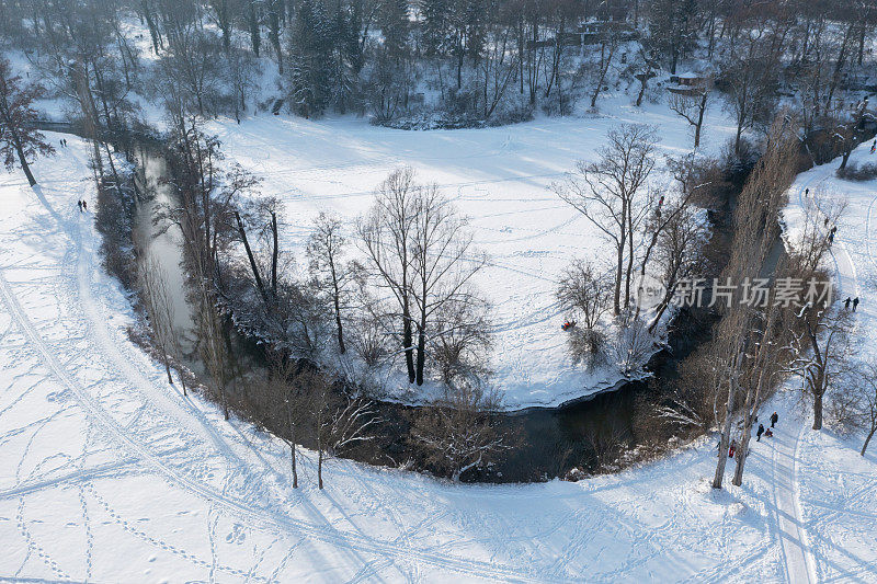 德国魏玛，歌德公园的雪景鸟瞰图