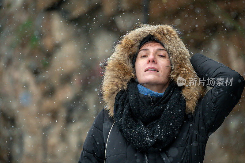 冬天的时间——女人在下雪天走在外面