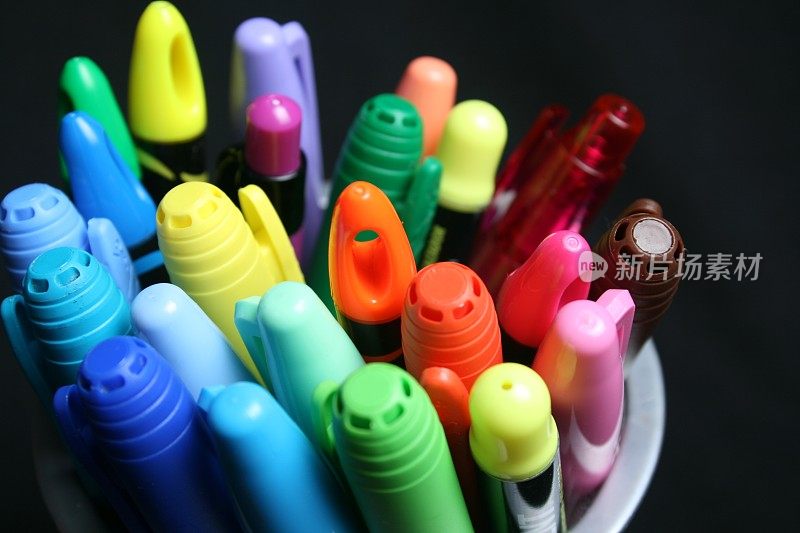 彩色马克笔，钢笔，铅笔和荧光笔