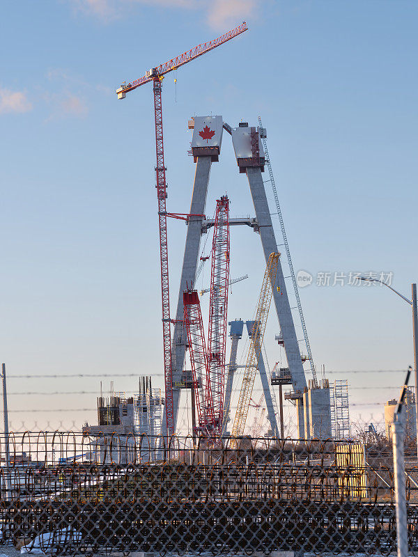 戈尔迪·豪国际大桥正在建设中