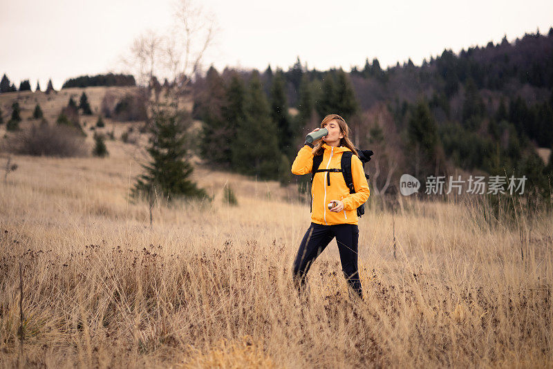 中年白人妇女行走在大自然