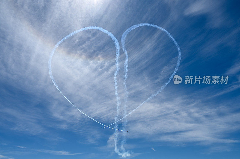 两架特技飞机在空中用烟雾制造了一个心脏