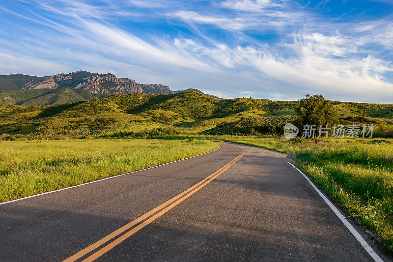 通往美丽山脉的道路