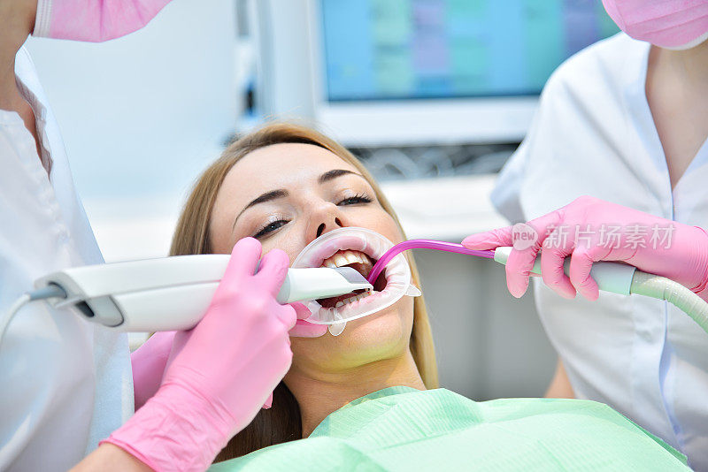 女患者正在牙科医生进行牙科3d扫描。