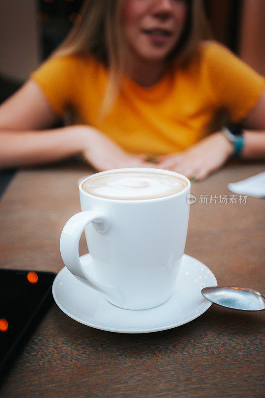 一边聊天一边喝咖啡。
