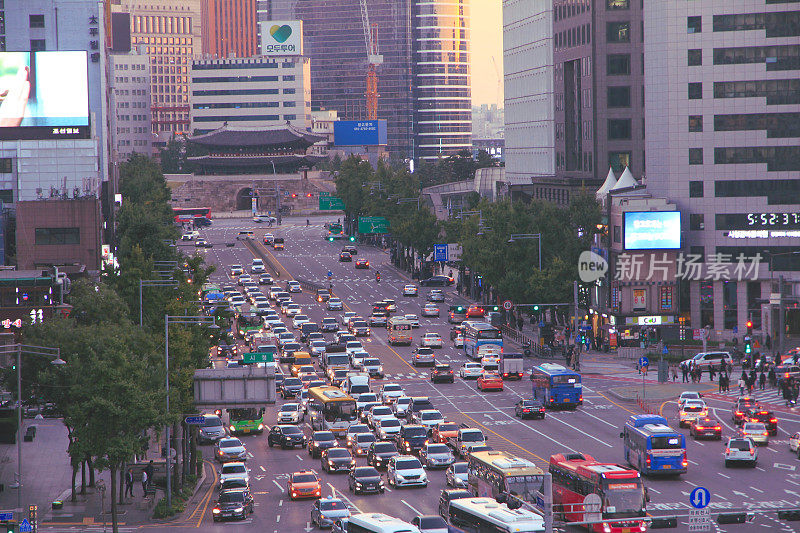 韩国首尔南大门附近的交通高峰时段