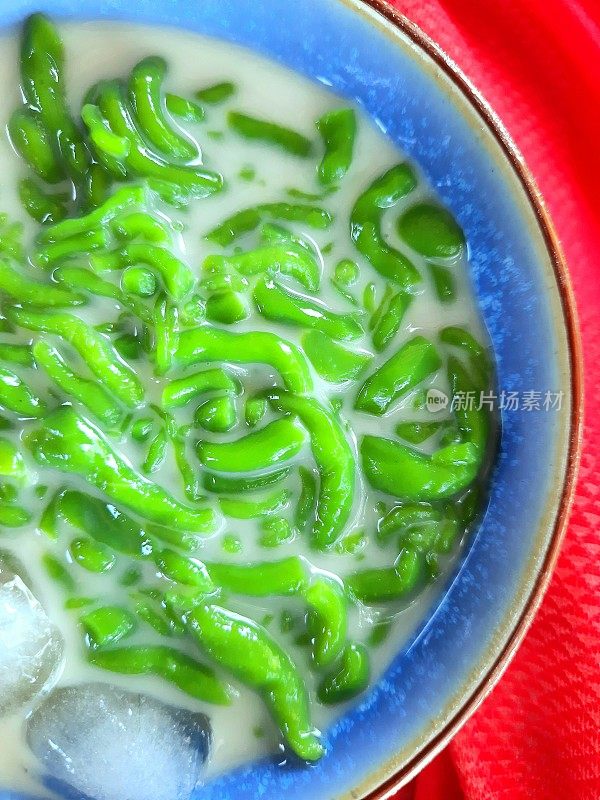 绿米粉加冰椰奶-甜点。