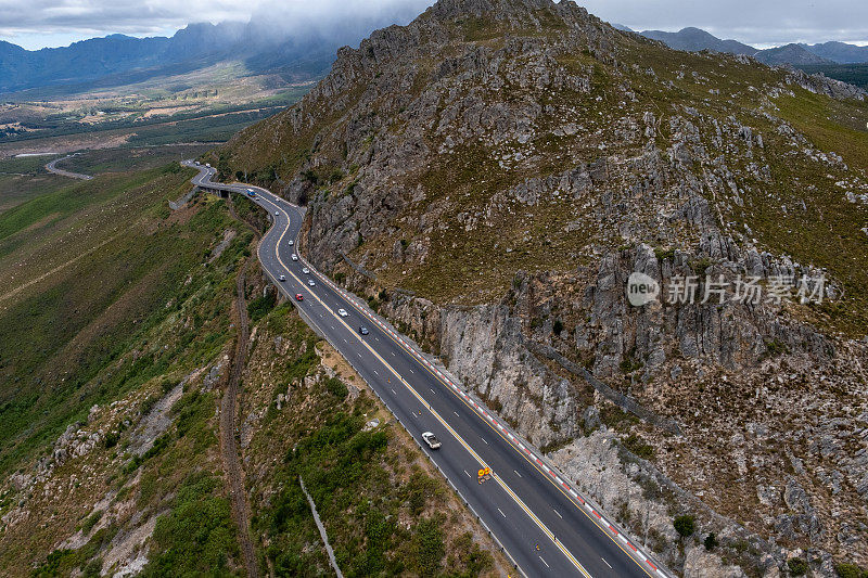 在开普敦附近的山脉上用无人机拍摄的道路