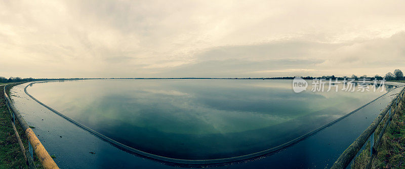 在雨天，德国林根市有一个名为“Speicherbecken”的湖。