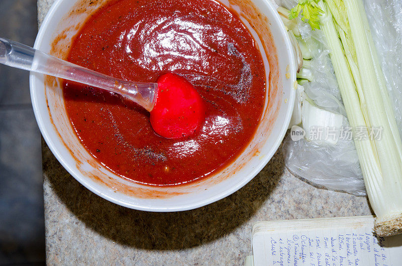 将番茄酱和香料放入碗中搅拌