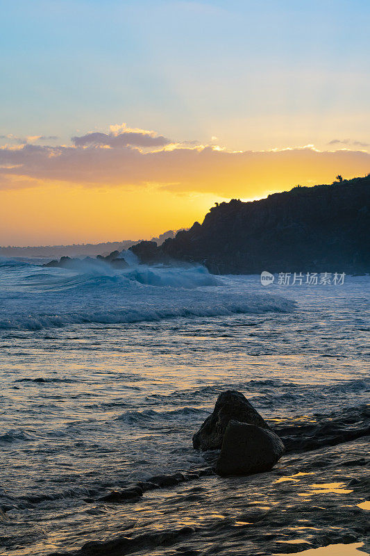 日落时的巨浪，格兰德安斯海滩