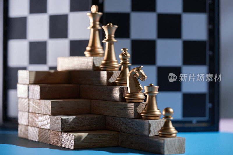 棋子在木楼梯上按名次排列