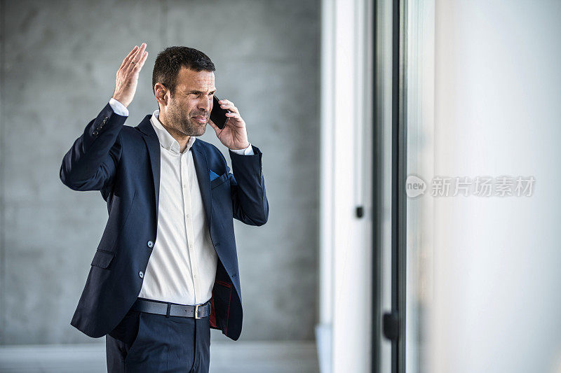 失意的商人在办公室打电话。