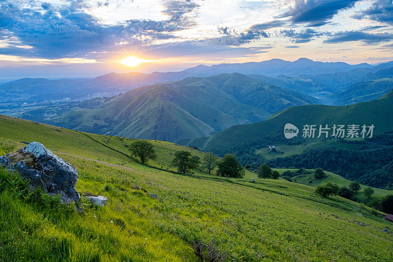 比利牛斯山脉的日出