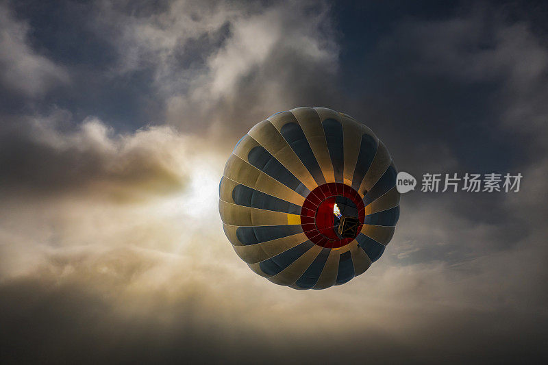 卡帕多西亚的热气球在日出时起飞。
