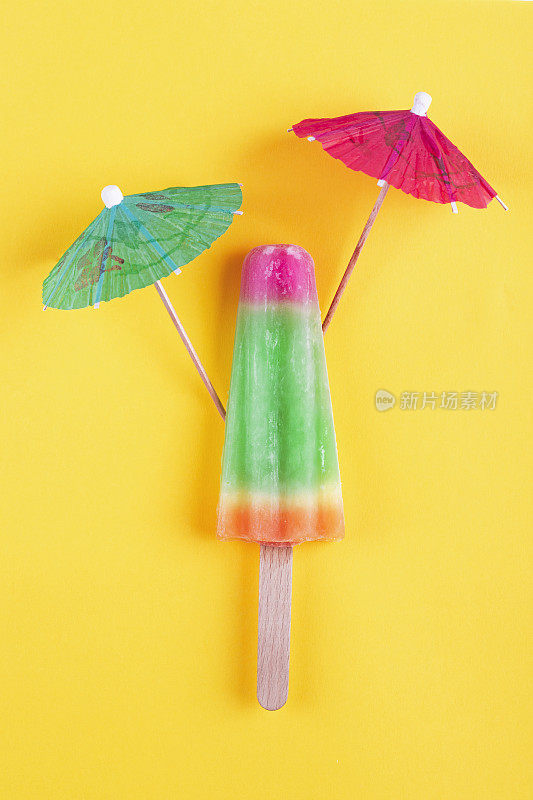 冰淇淋汽水和纸阳伞
