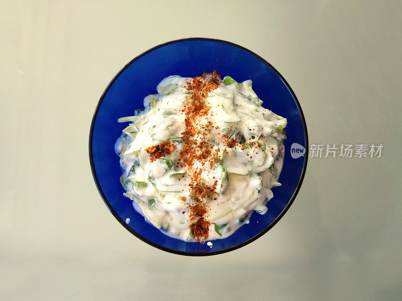 土耳其传统马齿苋配蒜味酸奶开胃菜伊斯坦布尔火鸡