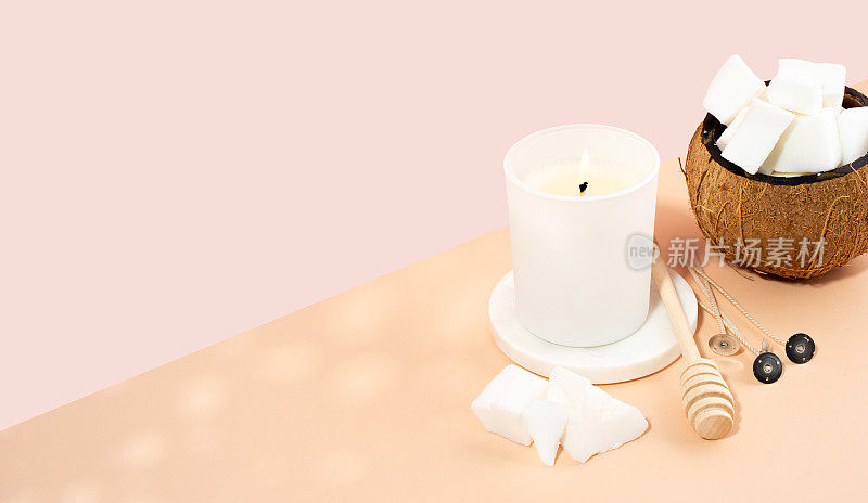椰蜡，蜡烛，灯芯在米黄色的粉红色的背景。设置自制的天然环保椰子蜡烛。新潮的diy，手工概念。极简主义者。等角投影。本空间
