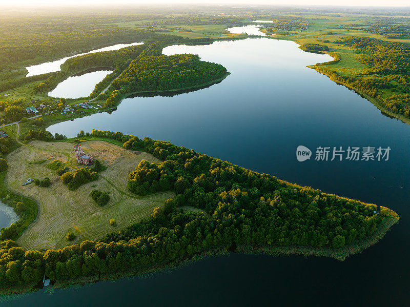 乡村湖泊，鸟瞰图。淡水湖泊。