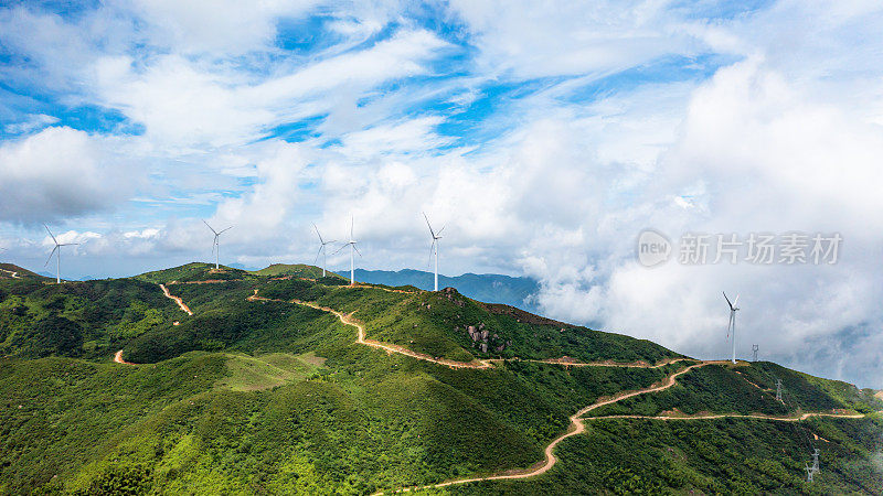 山上的风力发电场景