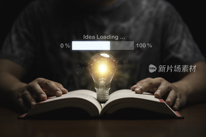 开本上的发光灯泡，虚拟加载创意条，解决问题的创造性思维和教育知识观念。