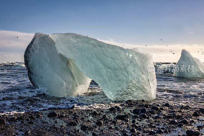 闪闪发光的冰山钻石海滩冰岛Jökulsárlón冬季的黑色海滩