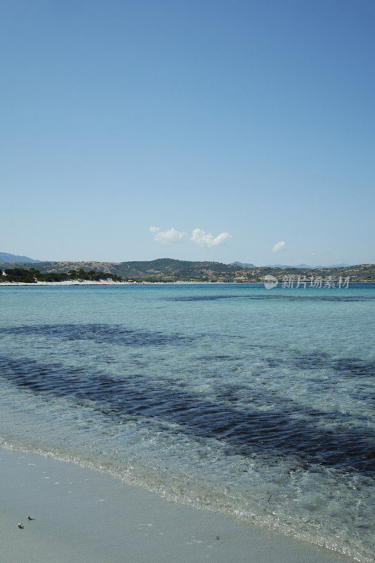 地中海海滩上蓝绿色的水