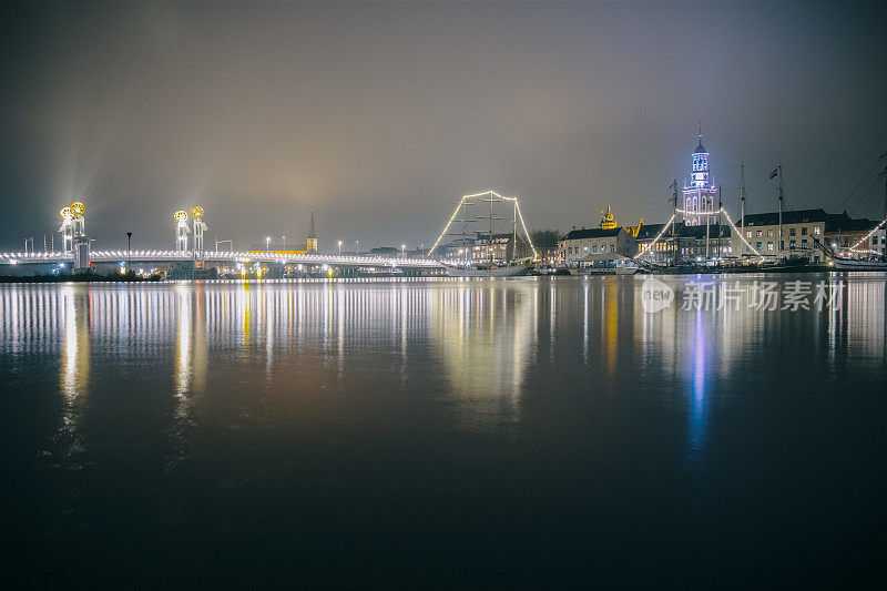 IJssel河上Kampen天际线的夜景