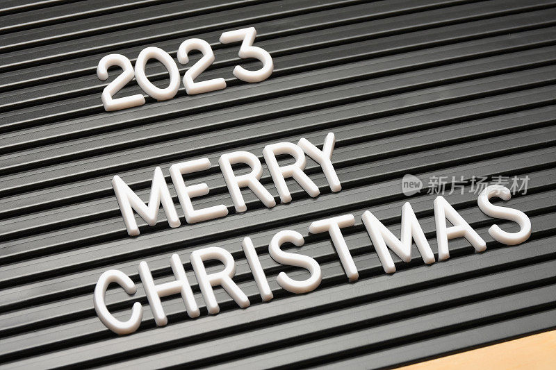 2023和写在信板上的圣诞快乐