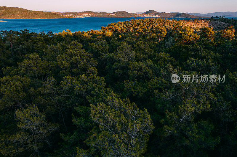 无人机查看美丽的爱琴海海岸线