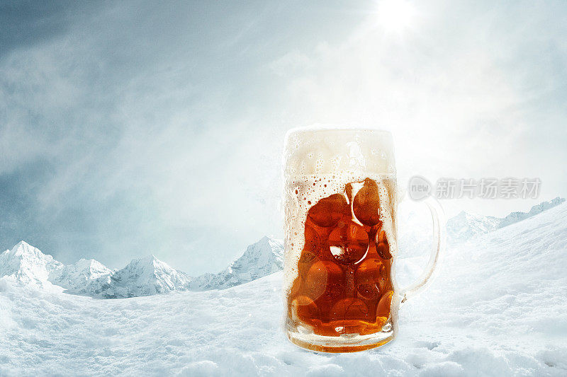 海报与马克杯轻冷泡沫啤酒在雪山背景。假期，假期，饮料，口味，广告和啤酒节的概念