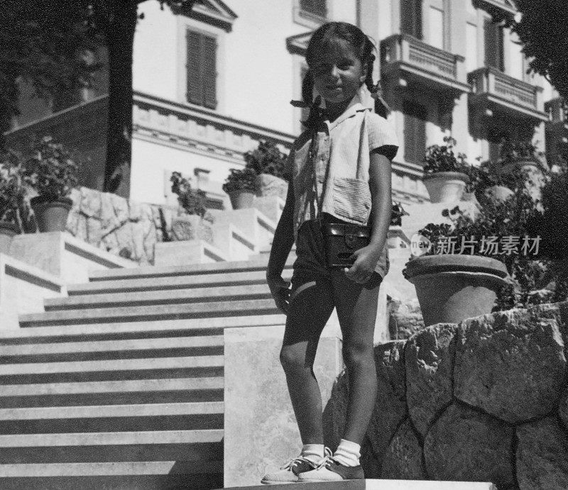 楼梯上的小女孩，1952年。