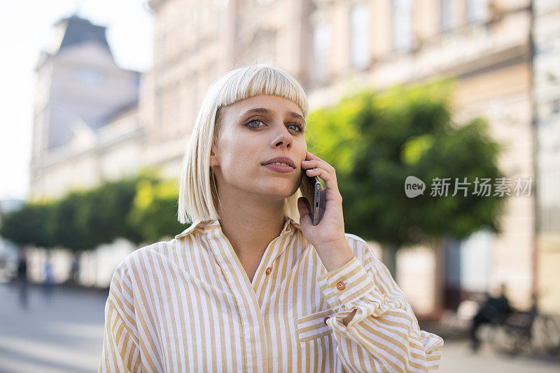 女孩使用智能手机库存照片