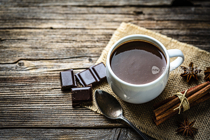 高角视角的杯子装满了自制的热巧克力