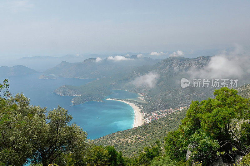 在土耳其奥鲁德尼兹的蓝泻湖，从利西亚大道上俯瞰令人惊叹的景色