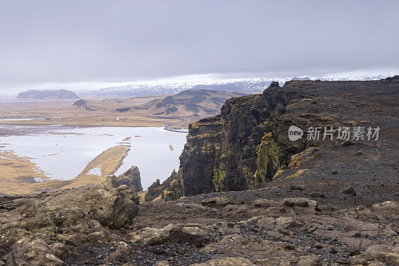 从Dyrhólaey半岛看到的冰岛风景，以冰岛南海岸令人惊叹的景色、历史悠久的灯塔和丰富的鸟类而闻名